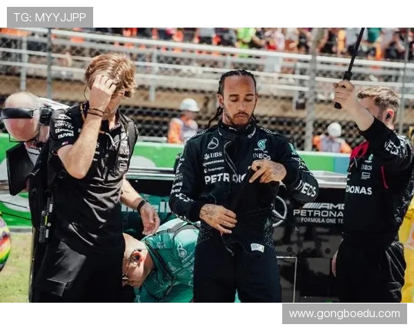 汉密尔顿中国站第三重返领奖台 汉密尔顿中国站第三重返领奖台